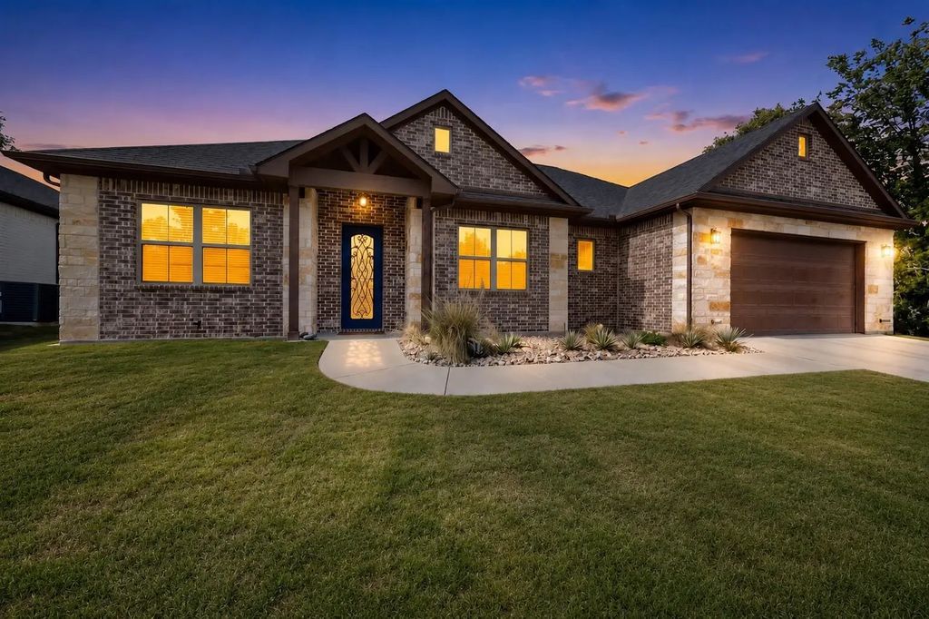 821 E 2nd Street, Weatherford