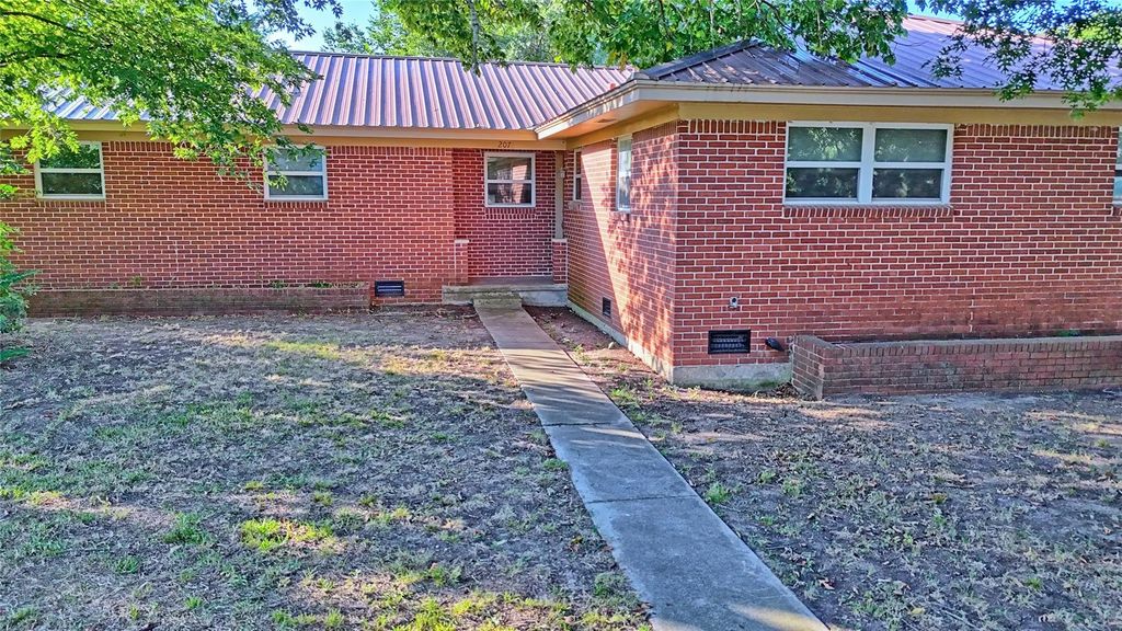 207 W Howell Street, Saint Jo