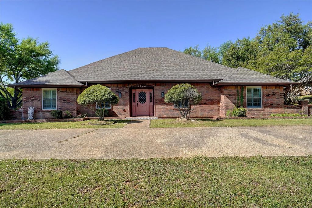 2833 S Country Club Road, Garland