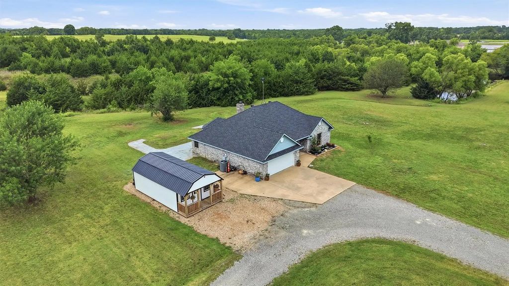 2227 County Road 2909, Dodd City