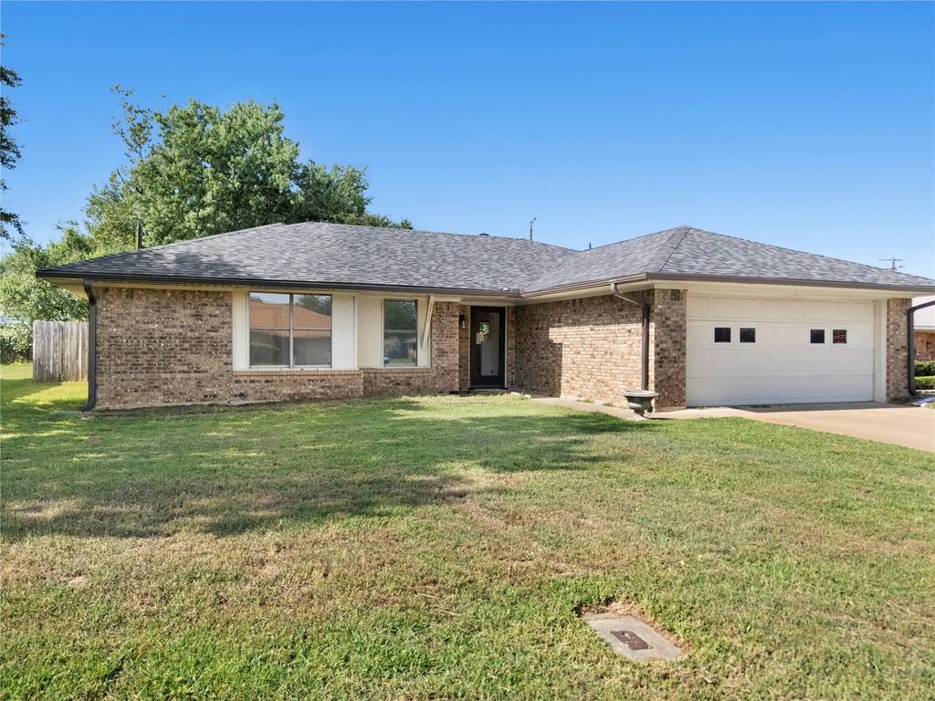 2703 Regal Drive, Denison