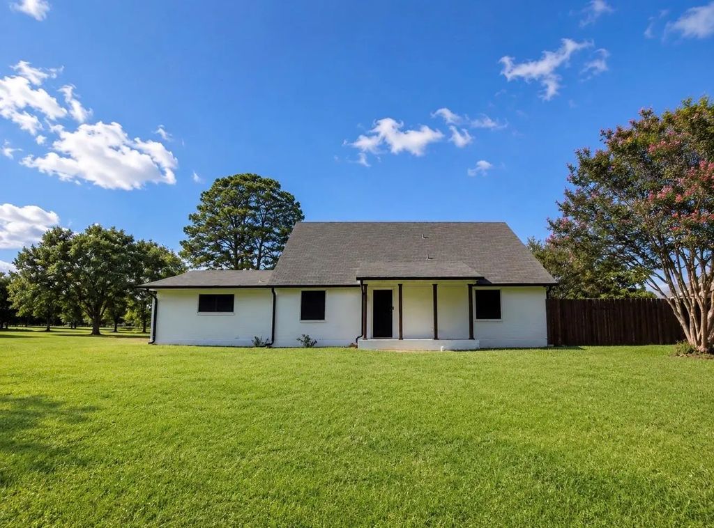 519 Clearwater Road, Grand Saline