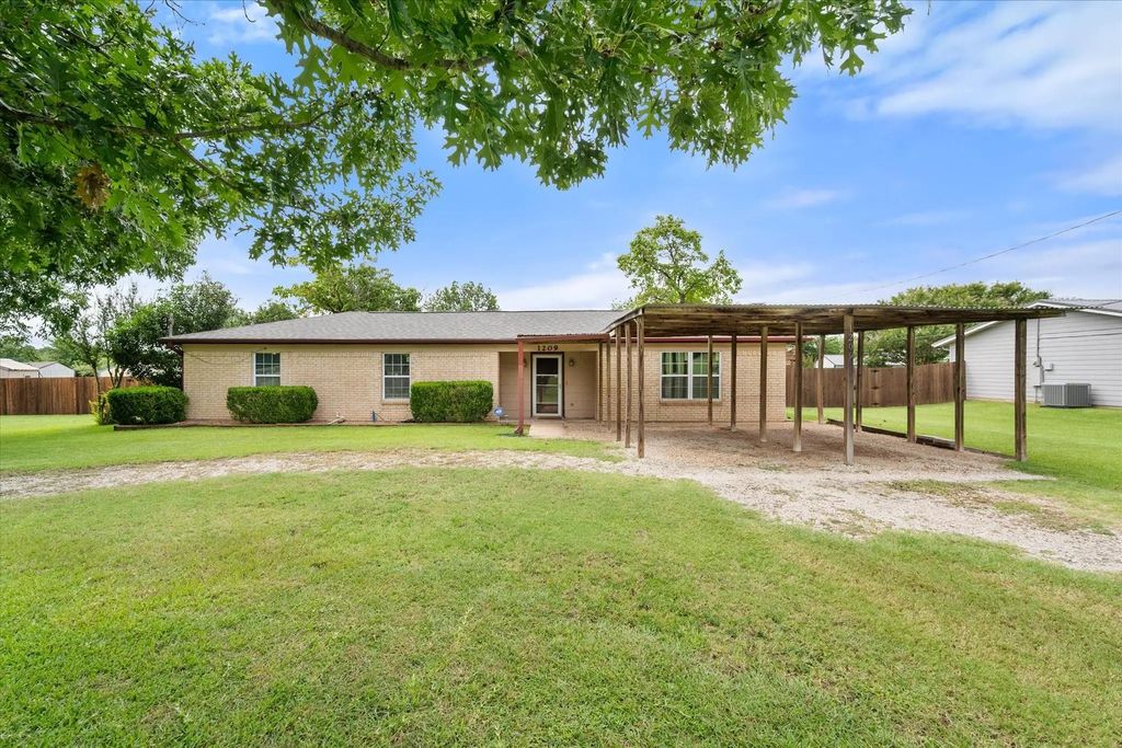 1209 Hidden Hills Drive, Corsicana