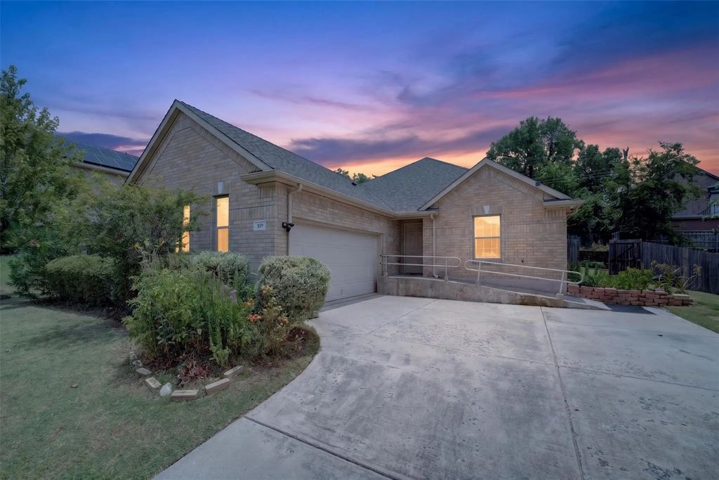 119 Matamoros Street, Grand Prairie