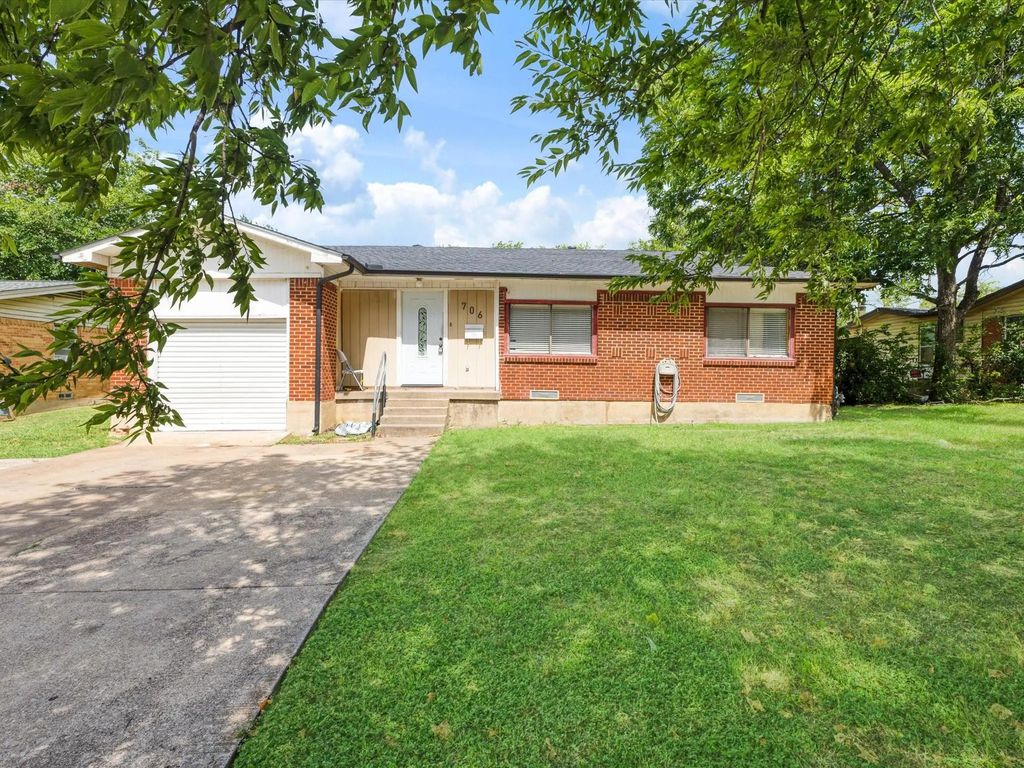 706 N Carrier Parkway, Grand Prairie