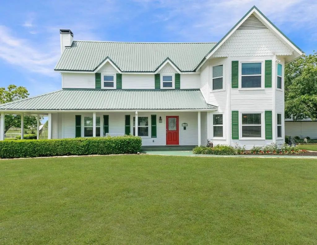 11054 County Road 2464, Poetry