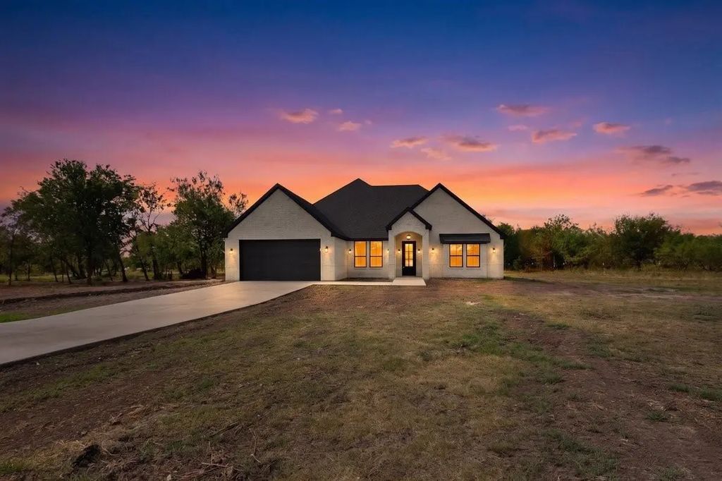 205 Cool Springs Circle, Corsicana