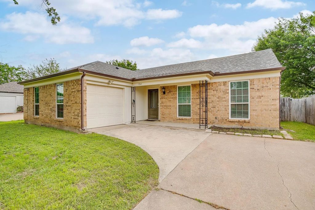 7312 Strawberry Way, Fort Worth