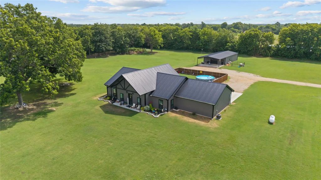 7122 Farm Road 1499, Sumner