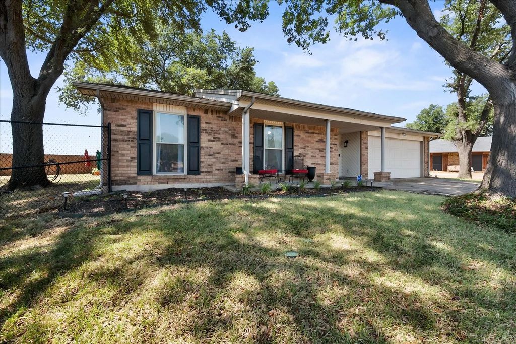 329 E Crossland Boulevard, Grand Prairie