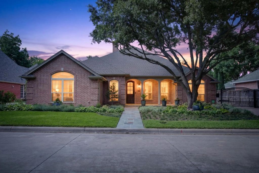 2832 Manorwood, Fort Worth