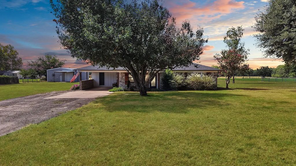 141 County Road 2211, Mineola