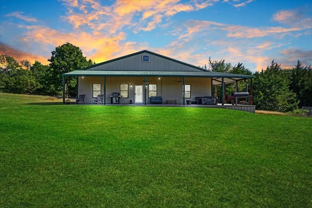 2898 County Road 4720, Leonard