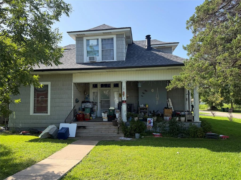 1002 E Texas Avenue, Mart