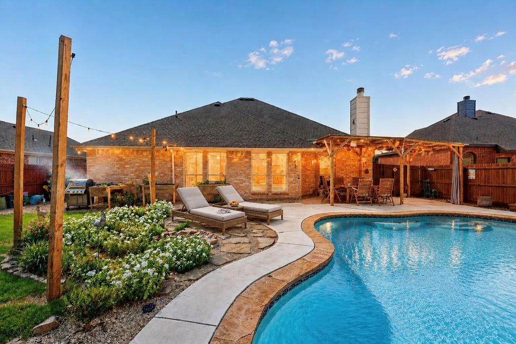 8005 Park Lane, Rowlett