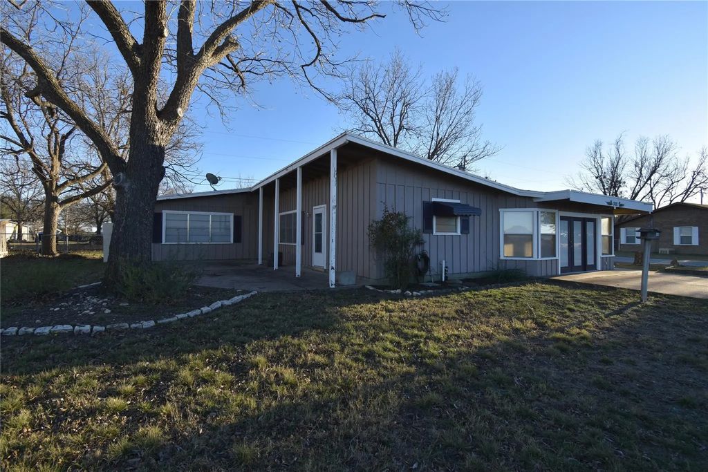 300 N Shore, Brady