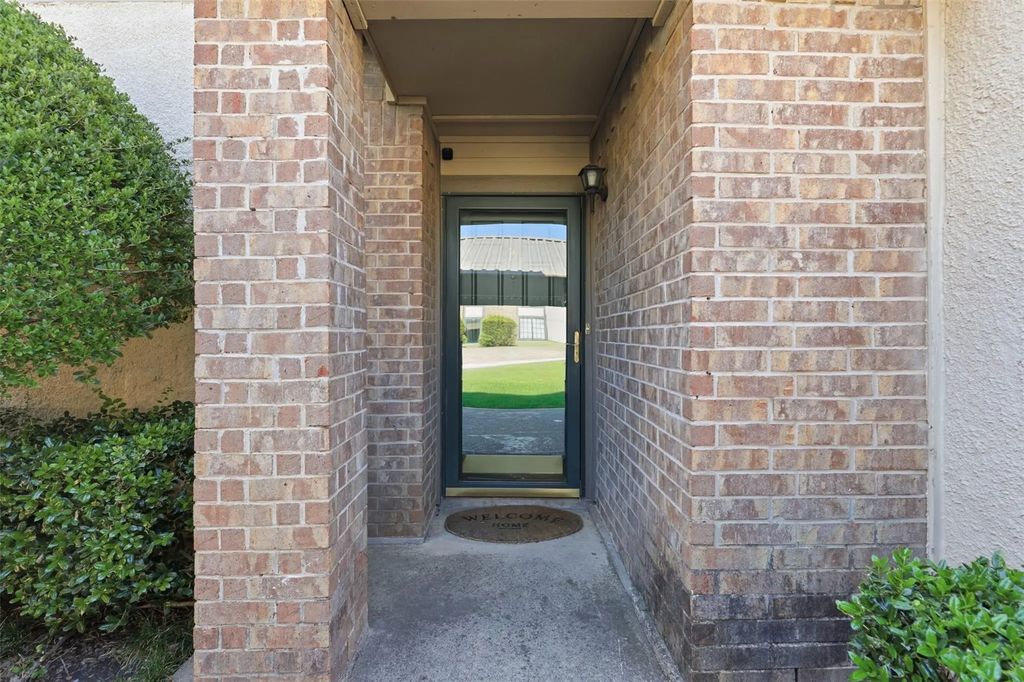 322 W Harwood Road B, Hurst