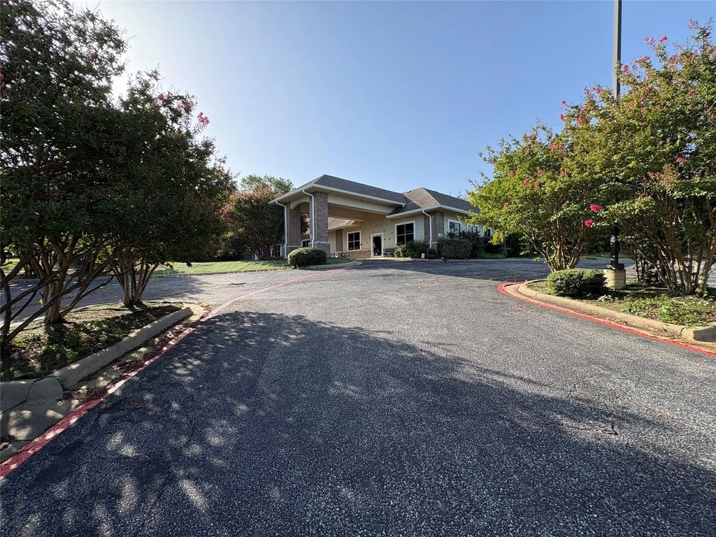 1220 Reba Macentire Lane, Denison