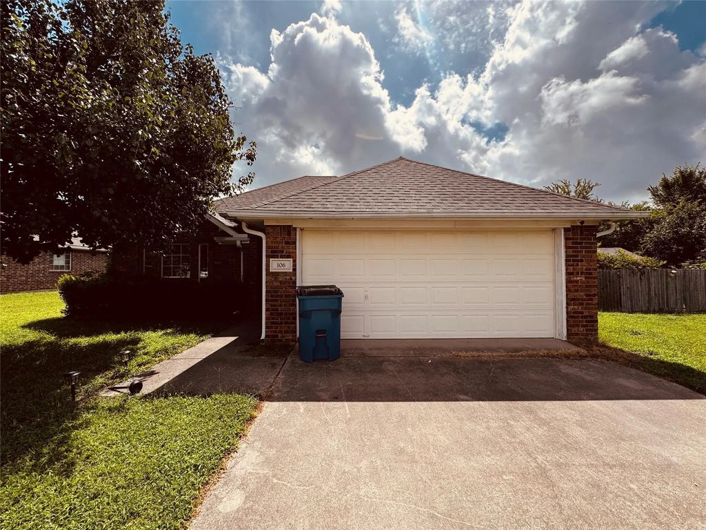 106 Oak Lane, Ladonia