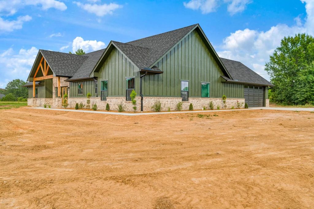 829 Private Road 44005, Blossom