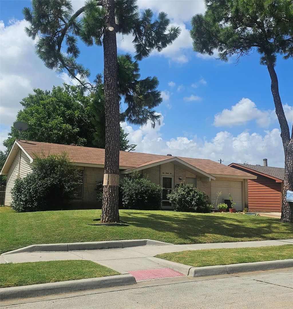1032 Springwood Drive, Lewisville