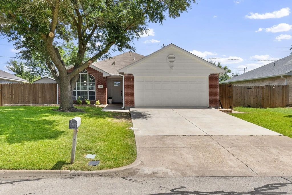 504 Fort Worth Street, Mansfield