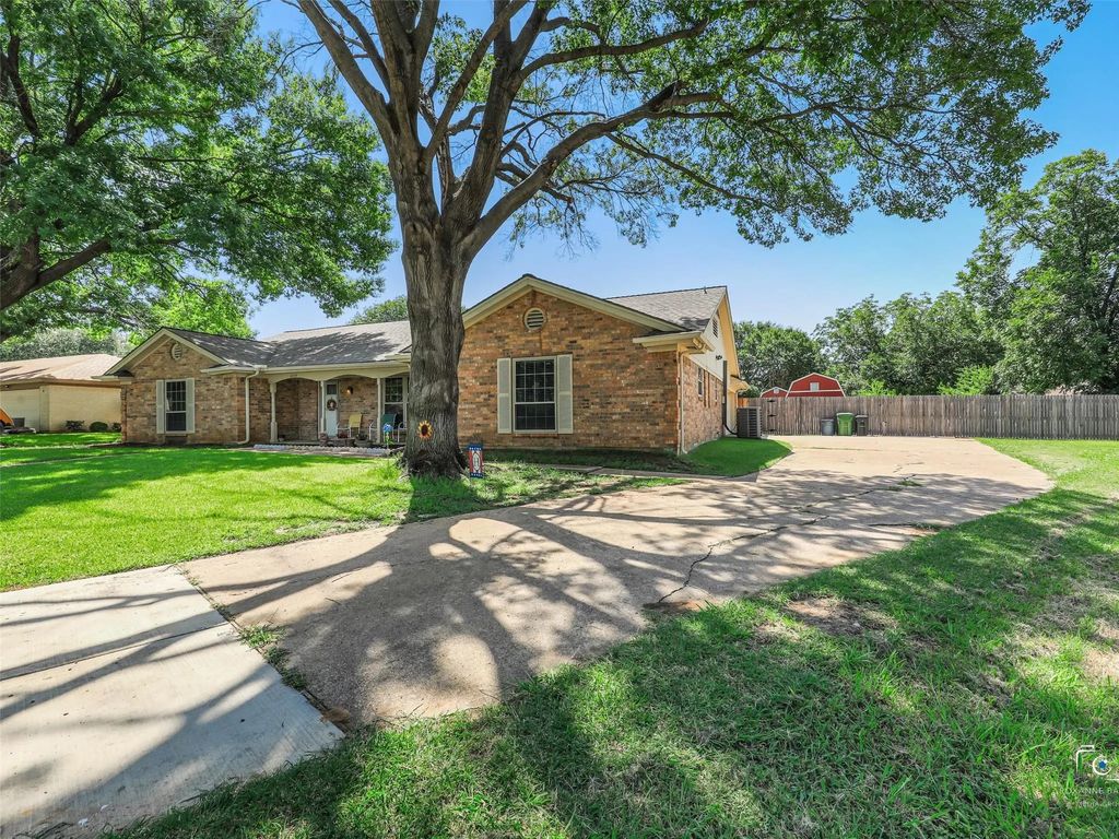 6404 Suncrest Court, North Richland Hills