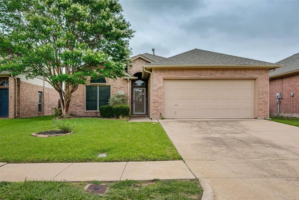 5916 Big Flat Drive, Fort Worth