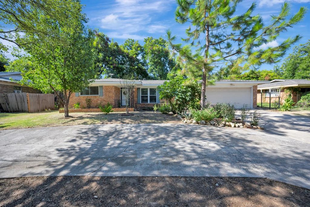 7004 Meadowbrook Drive, Fort Worth