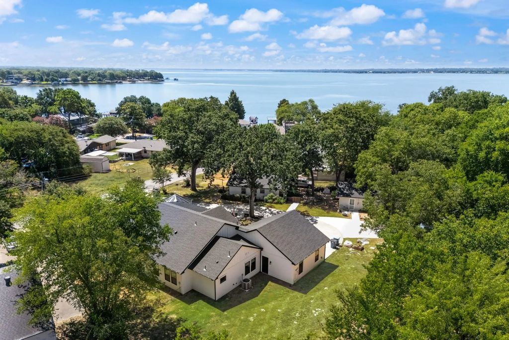 131 Lakeway Lane, Gun Barrel City