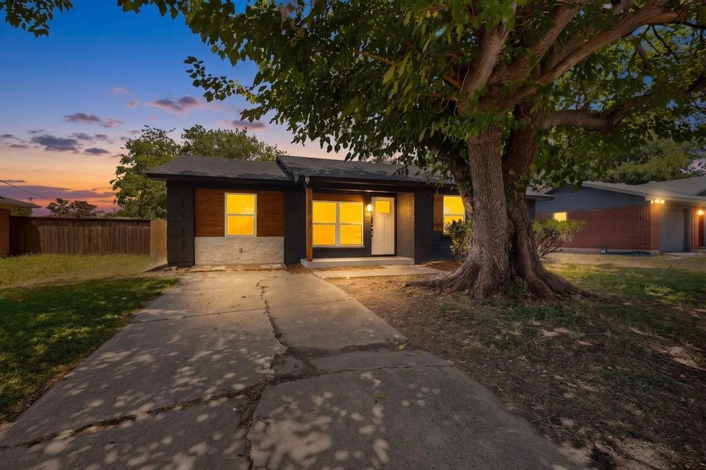 1313 Crockett Street, Garland