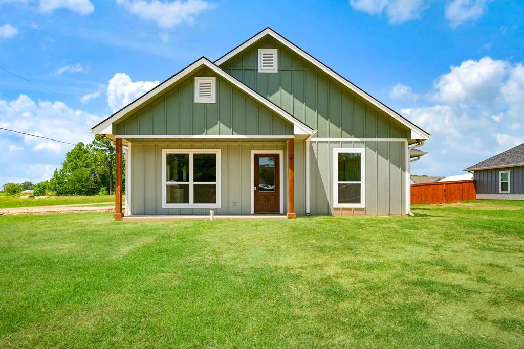705 Daniel Street, Blossom