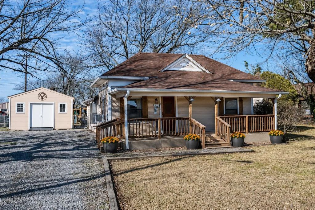909 N Main Street, Ector