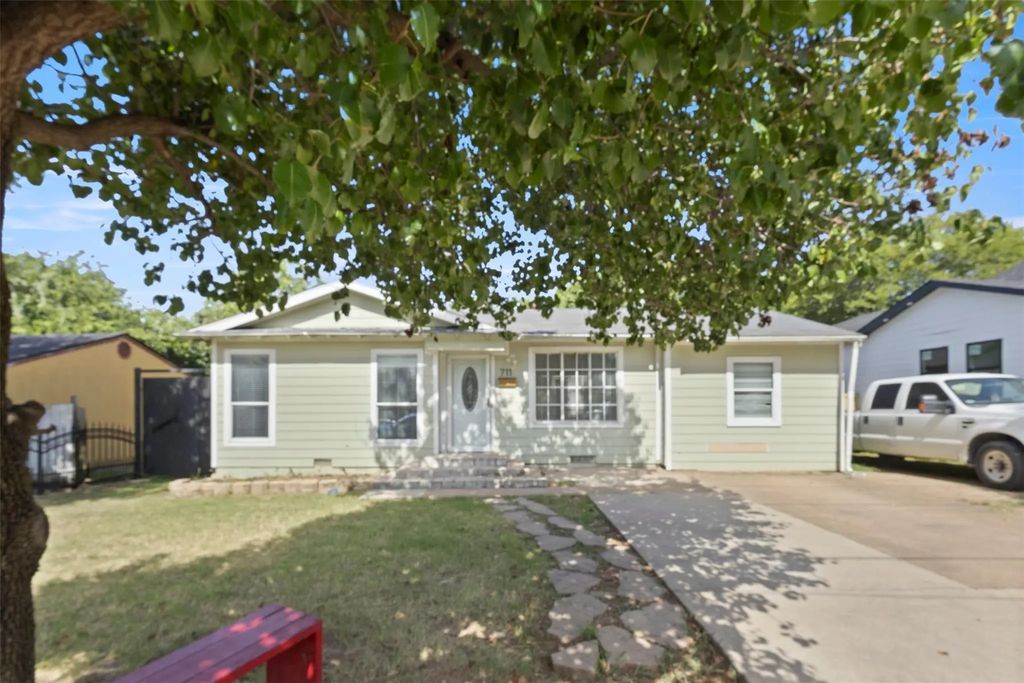 711 Hilltop Drive, Irving
