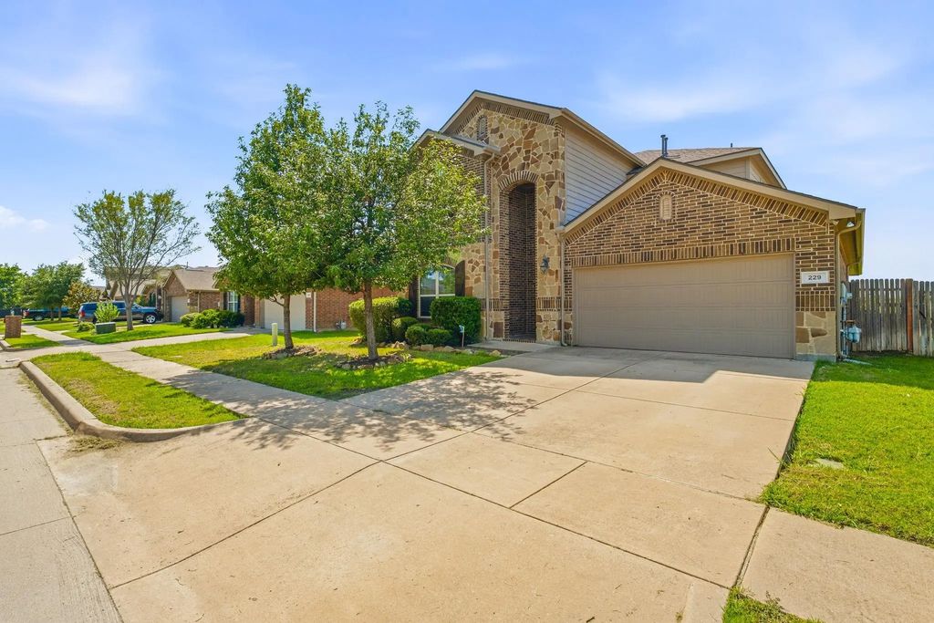 229 Pin Cushion Trail, Burleson