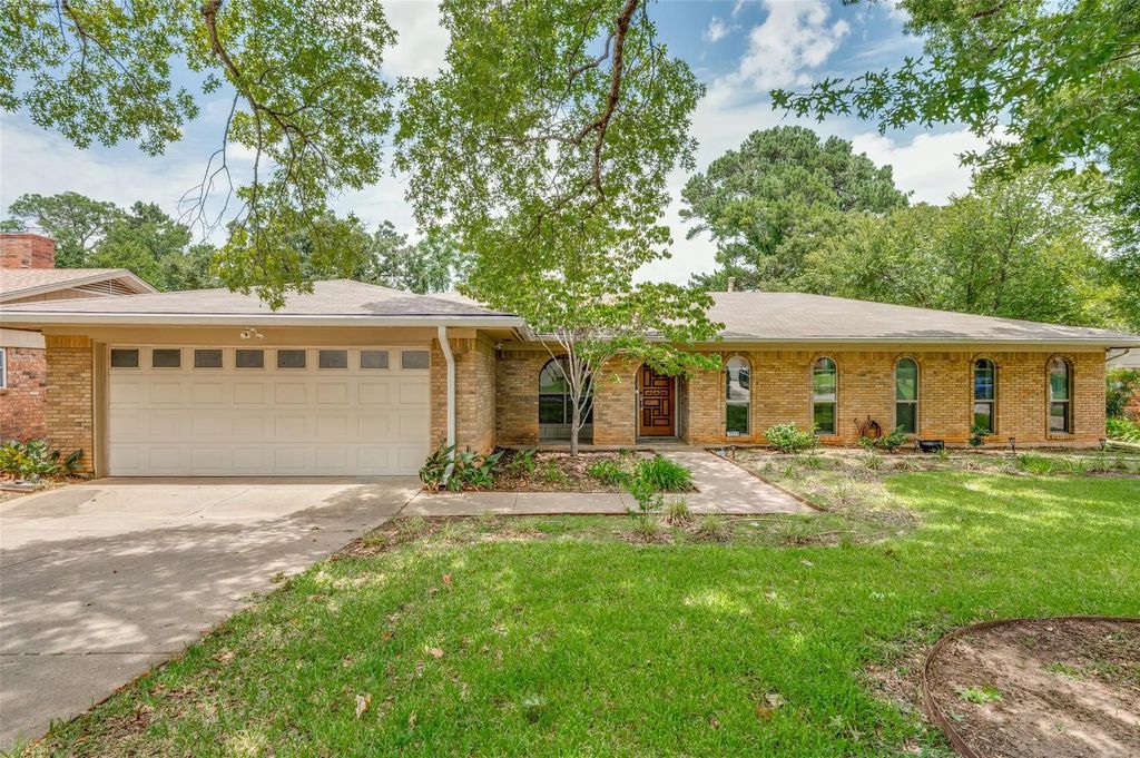 2215 W Sanford Street, Arlington