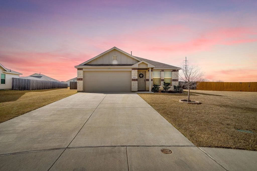 8300 Hollow Bend Street, Fort Worth
