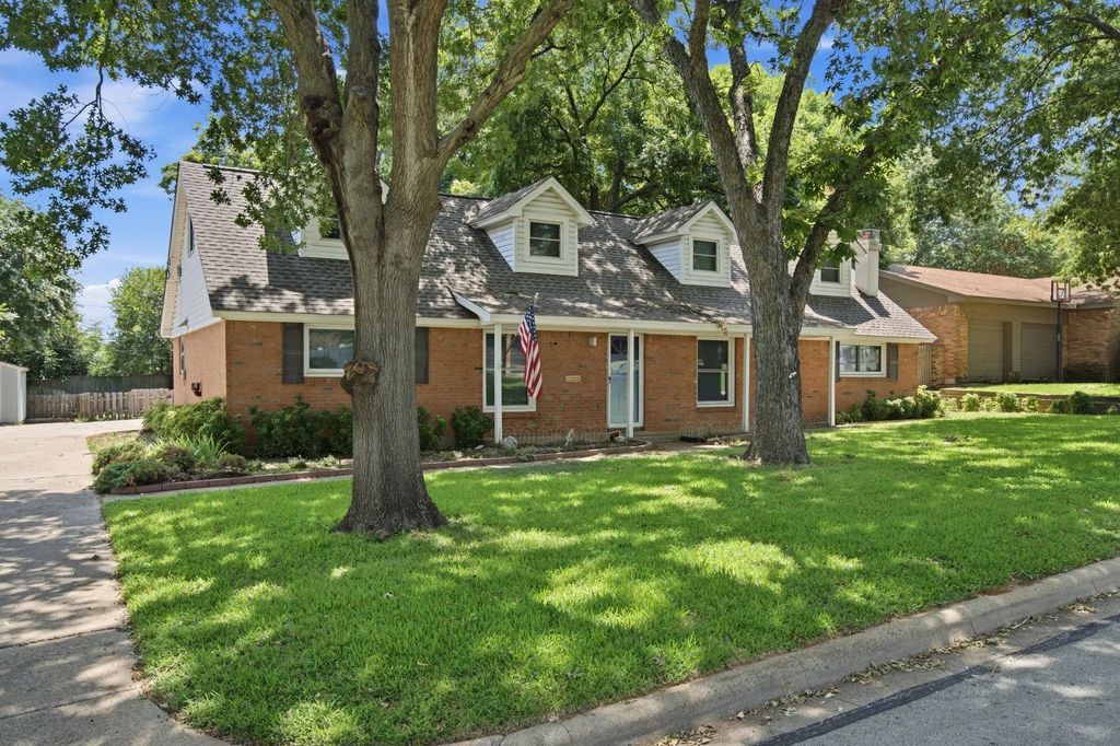 1301 Colonial Court, Arlington