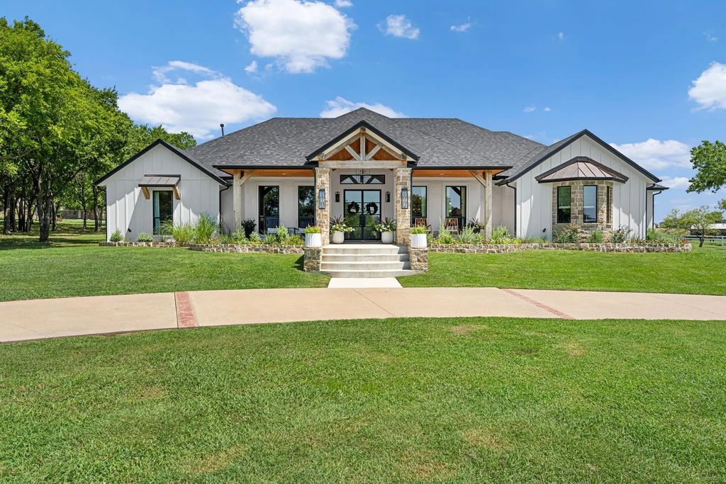 9900 Tantarra Drive, Burleson