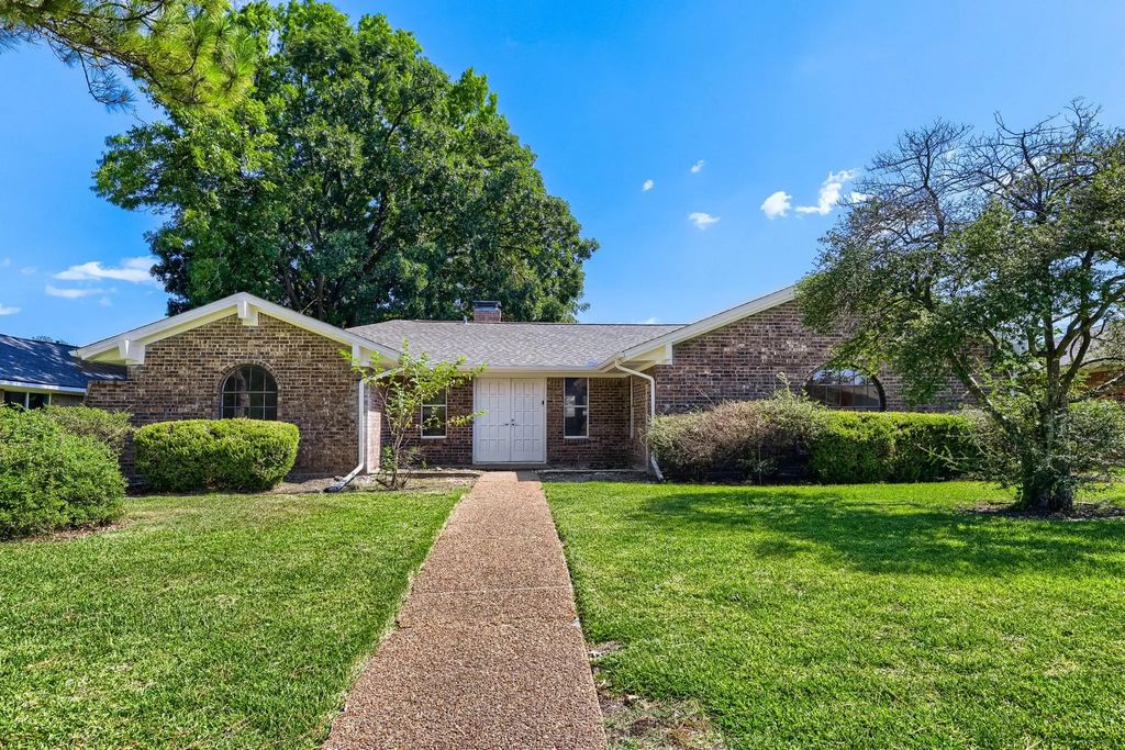 2000 Macao Place, Plano