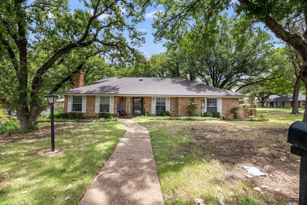 1707 Woodridge Circle, Arlington