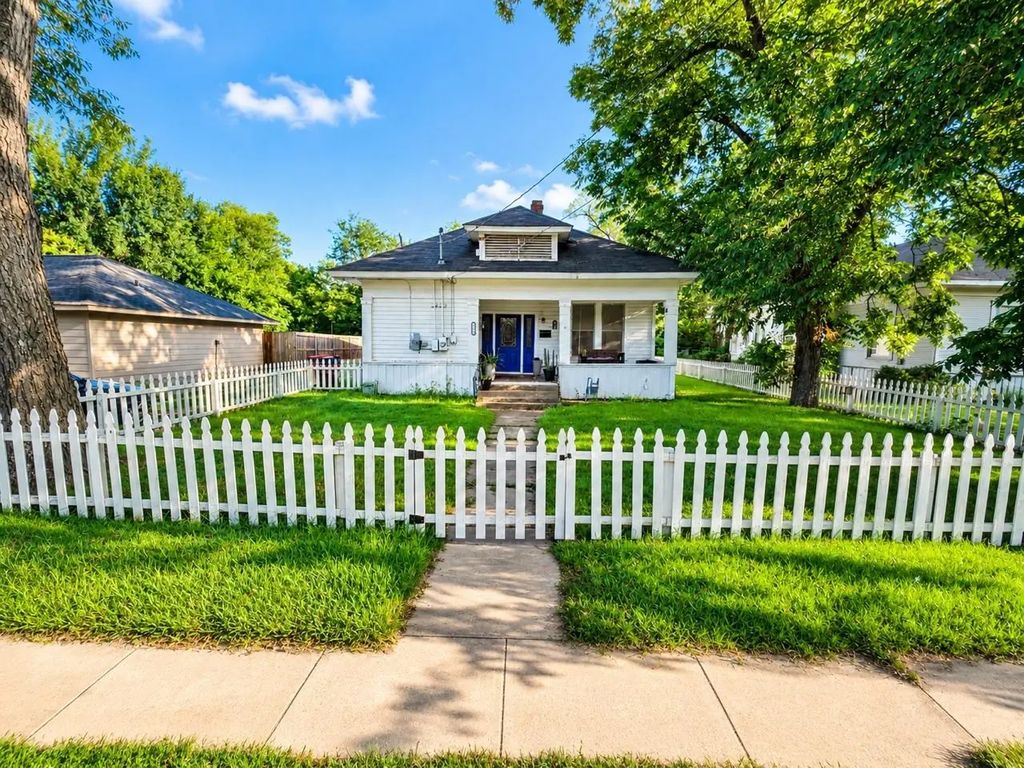 1340 Pine Bluff, Paris