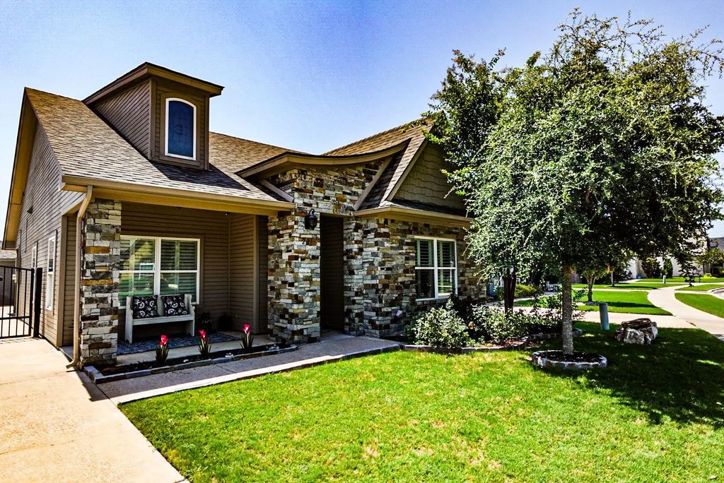 221 Tinker Trail, Burleson