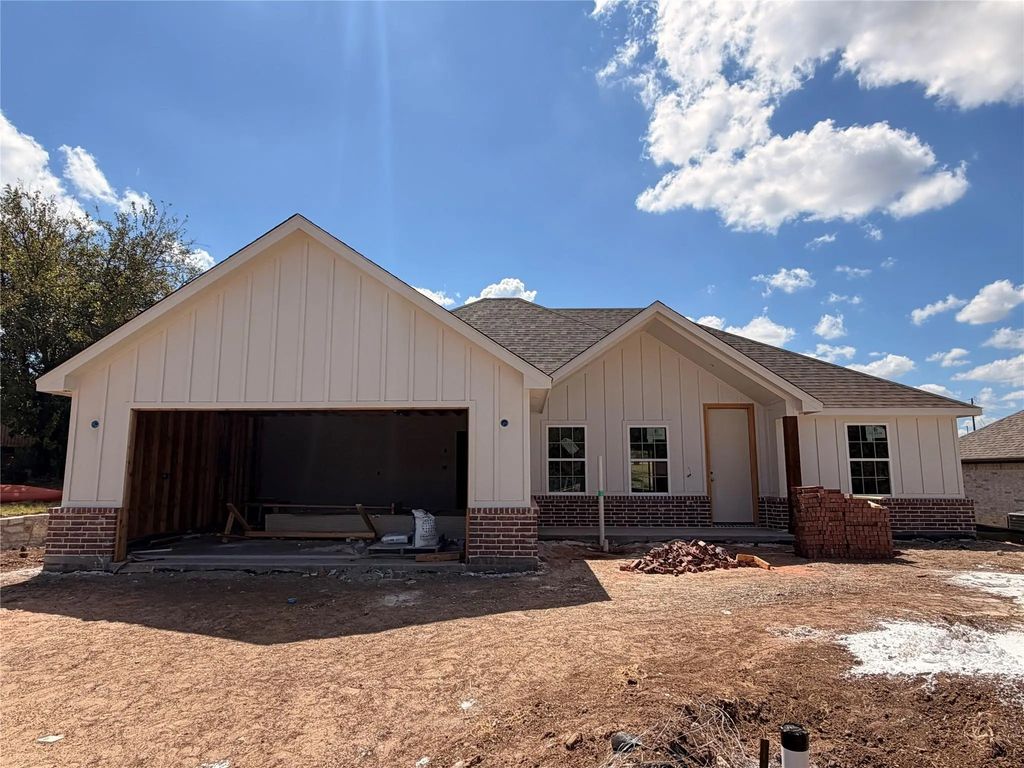1305 Walters Drive, Granbury
