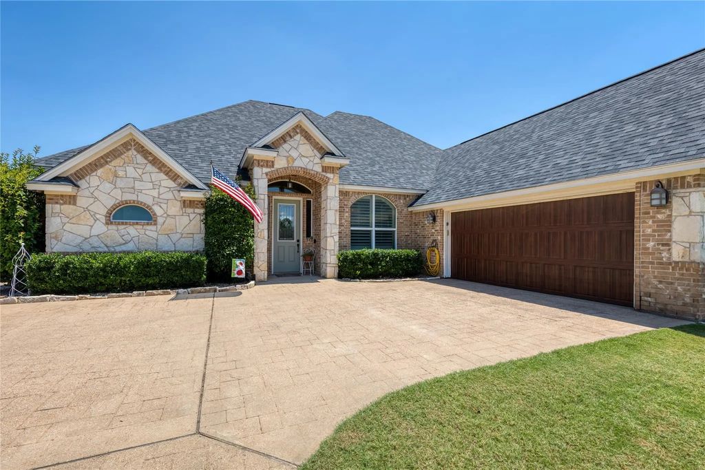 2821 Willow Ridge Circle, Granbury