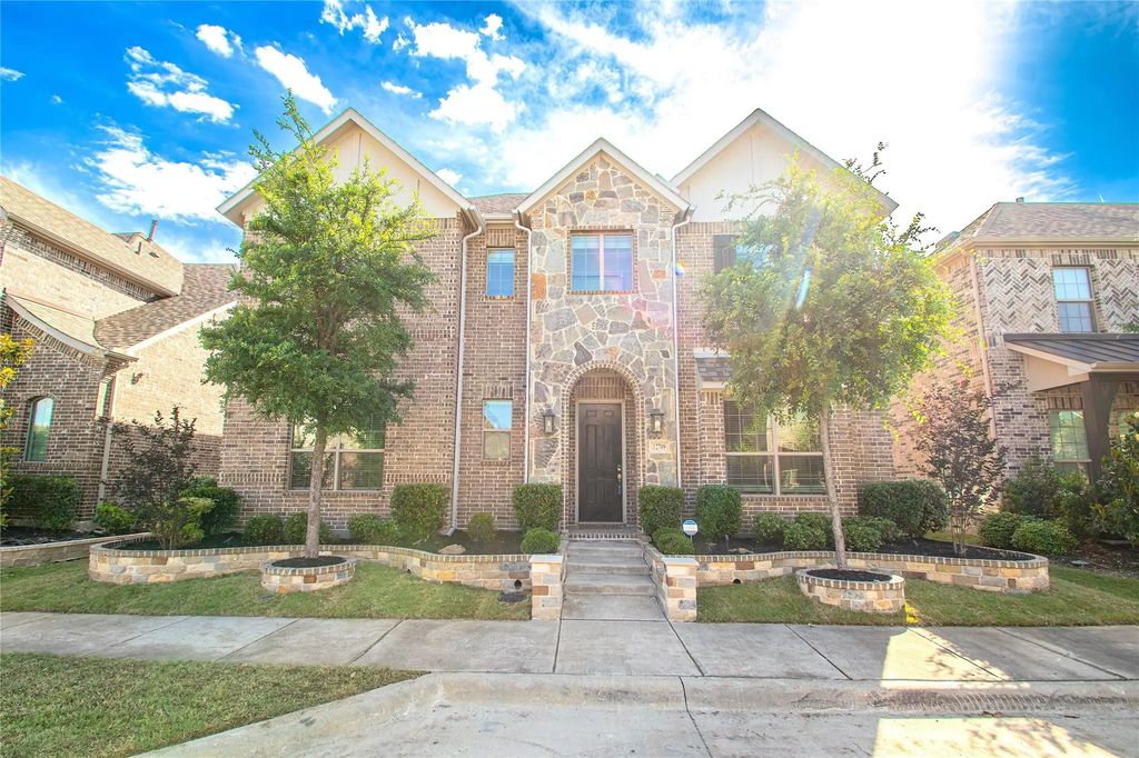 12709 Royal Oaks Lane, Farmers Branch