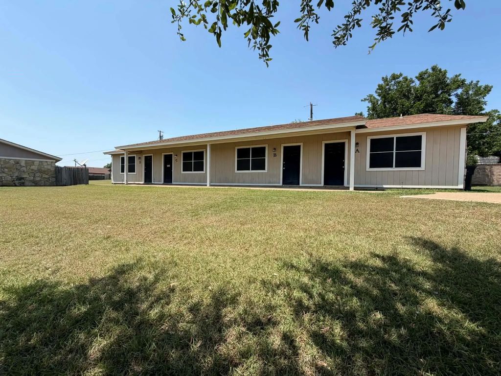1410 Courtney Place, Cleburne