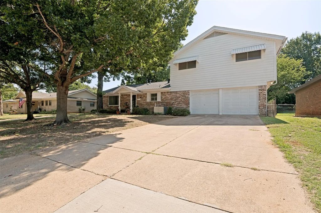 511 Simmons Drive, Euless