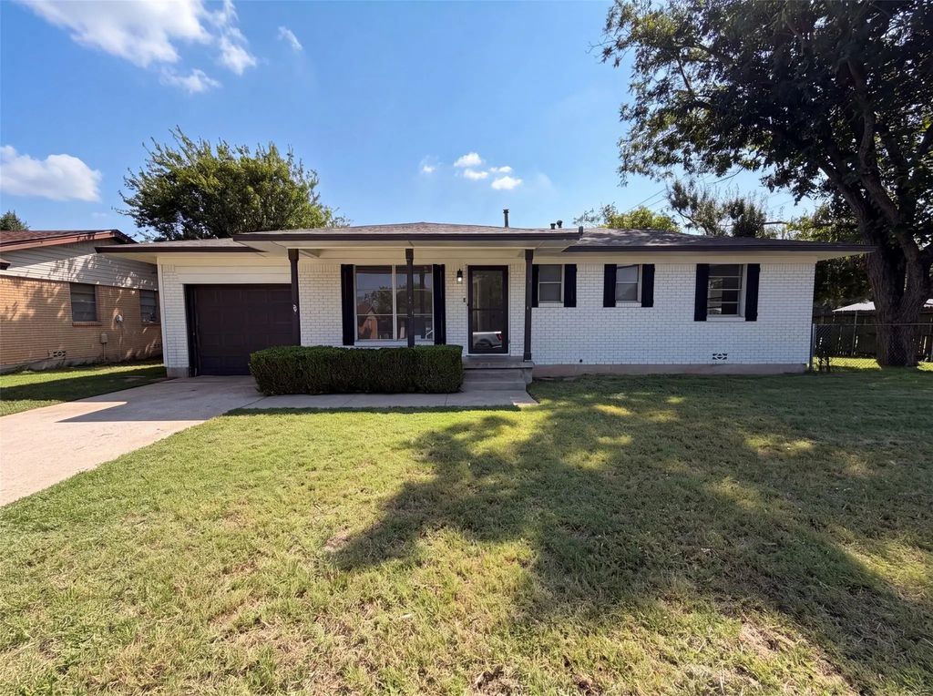 1213 S Ridgeway Drive, Cleburne