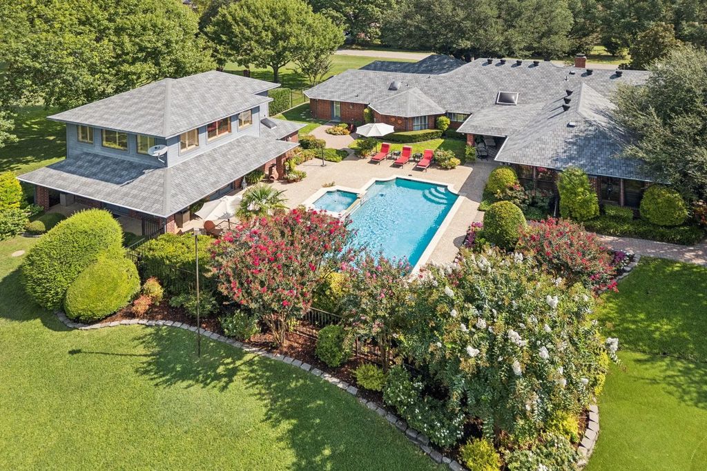 201 Oakwood Drive, Lancaster